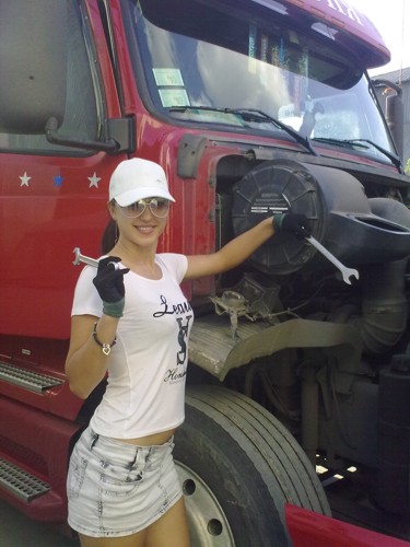 "Здравствуйте! Меня зовут Елена, очень люблю участвовать в ваших конкурсах. Современные девушки не только рулят, но и ремонтировать умеют!" Елена